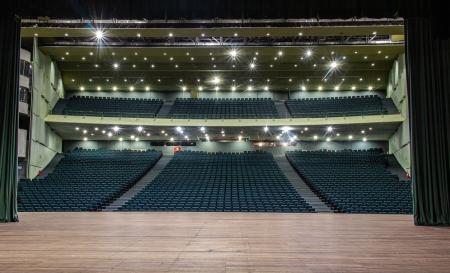 Vista frontal das cadeiras do Teatro Guararapes Chico Science do palco
