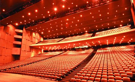 Cadeiras do Teatro Guararapes Chico Science com iluminação vermelha